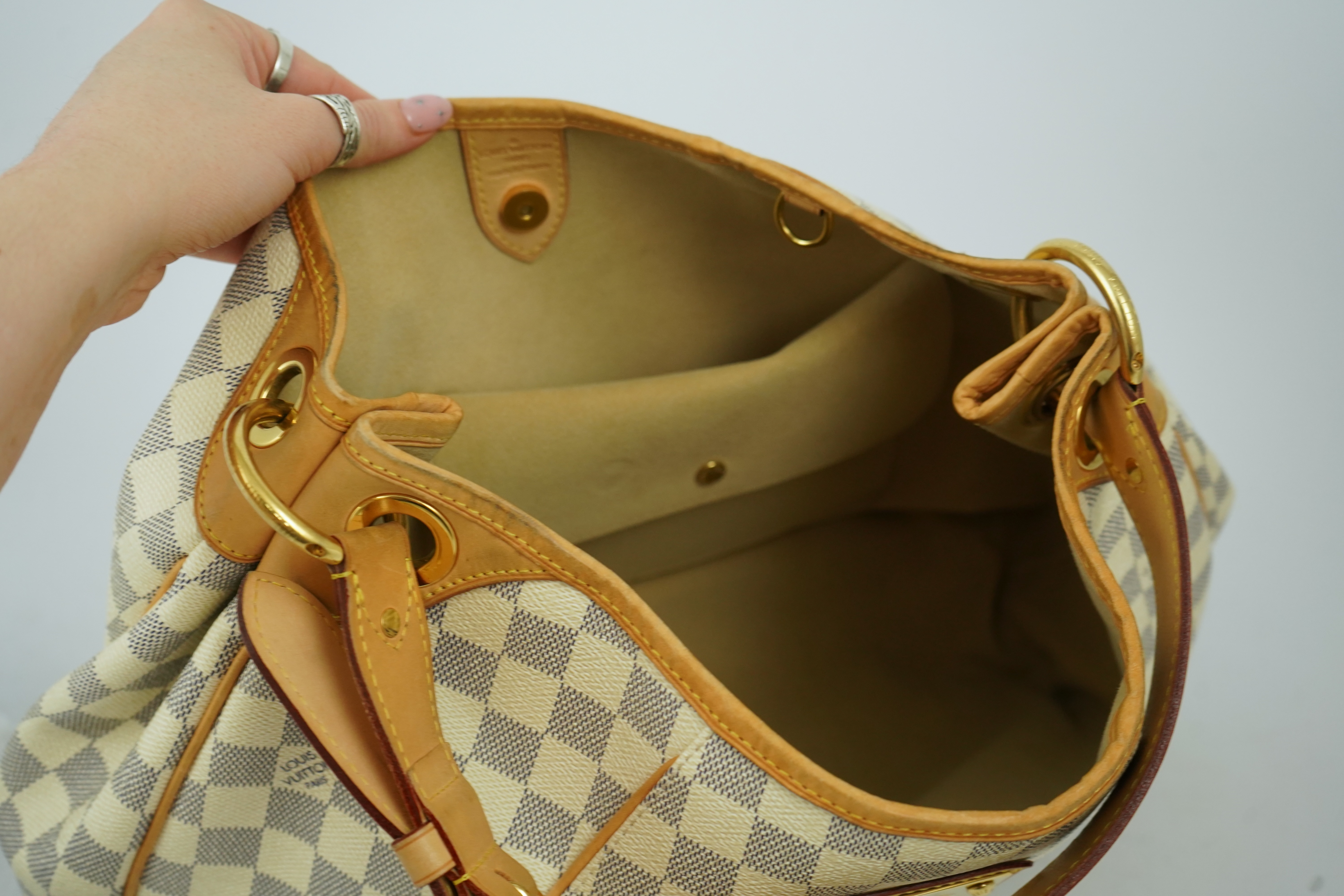 A Louis Vuitton handbag made from Damier Azur canvas with natural cowhide trim